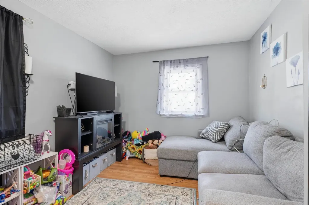 19 Erskine Avenue Manchester NH 03104