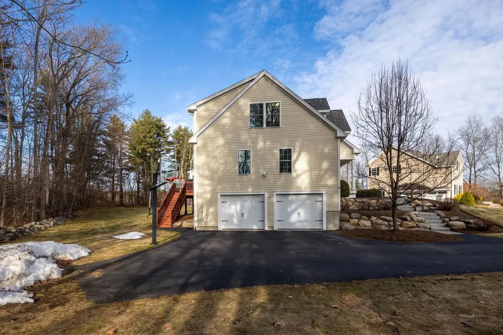 10 Heron Way Stratham NH 03885
