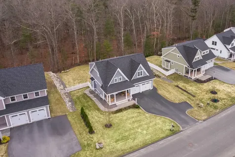 13 Clover Lane Londonderry NH 03053