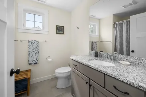 13 Clover Lane Londonderry NH 03053