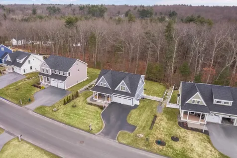 13 Clover Lane Londonderry NH 03053