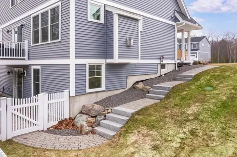 13 Clover Lane Londonderry NH 03053