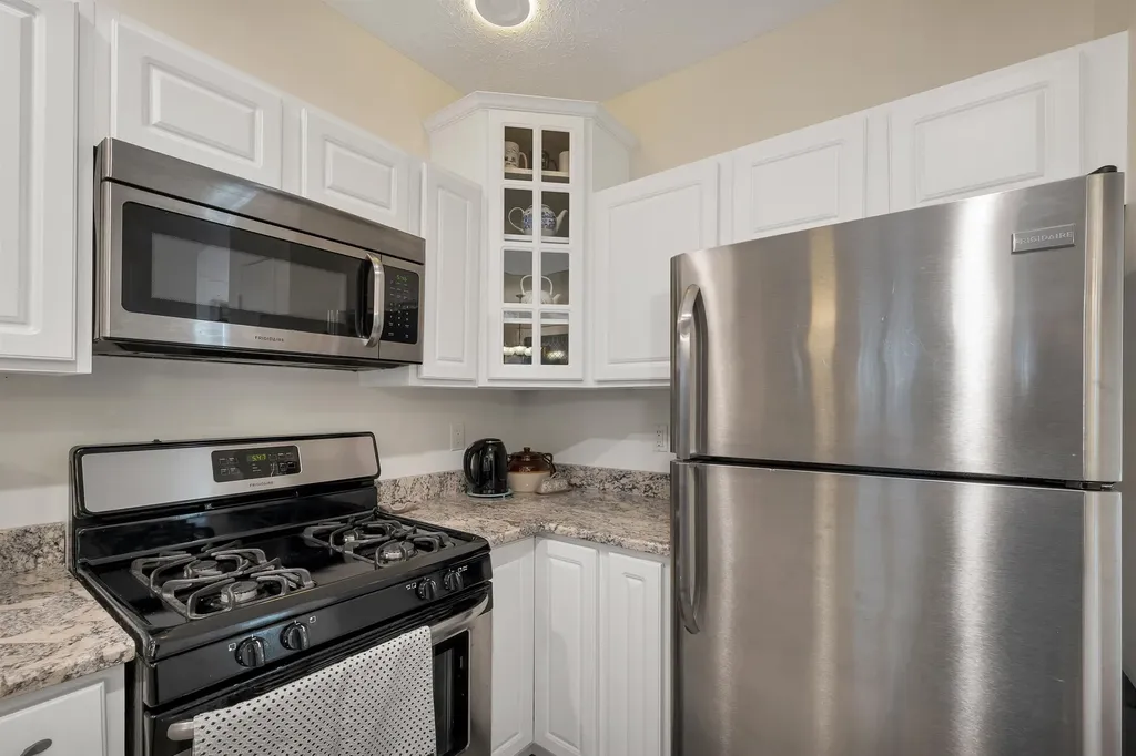 19 Summer Snow Lane Bedford NH 03110