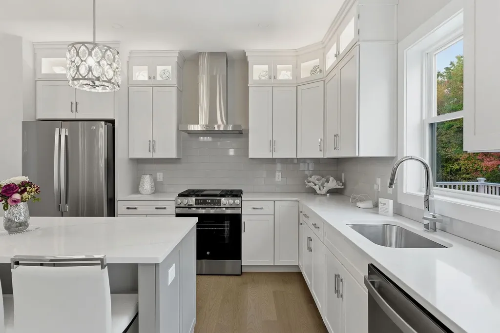 32 Elise Avenue Londonderry NH 03053