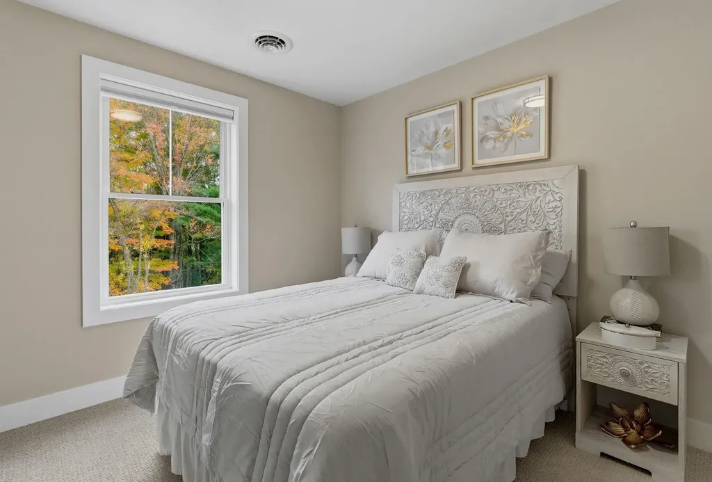 32 Elise Avenue Londonderry NH 03053