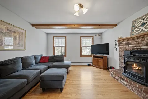 4 Donmac Drive Derry NH 03038