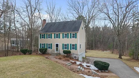 4 Donmac Drive Derry NH 03038