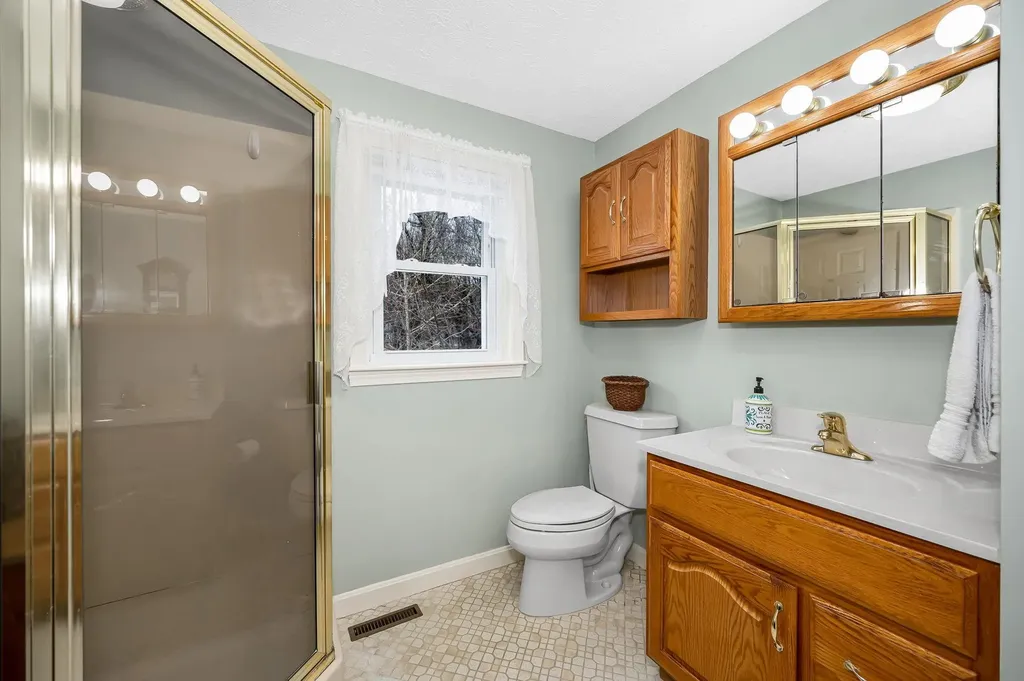 11 Linden Street Hudson NH 03051