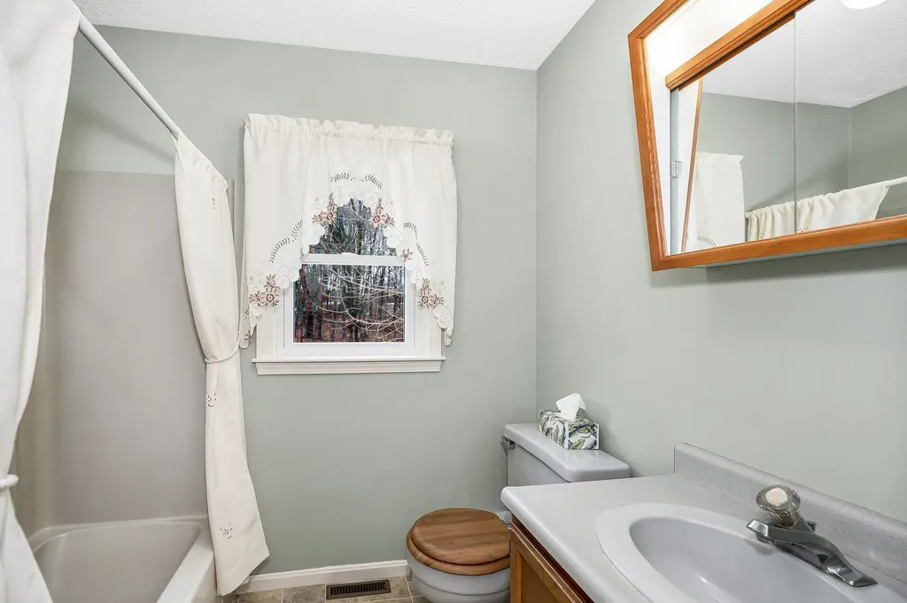 11 Linden Street Hudson NH 03051