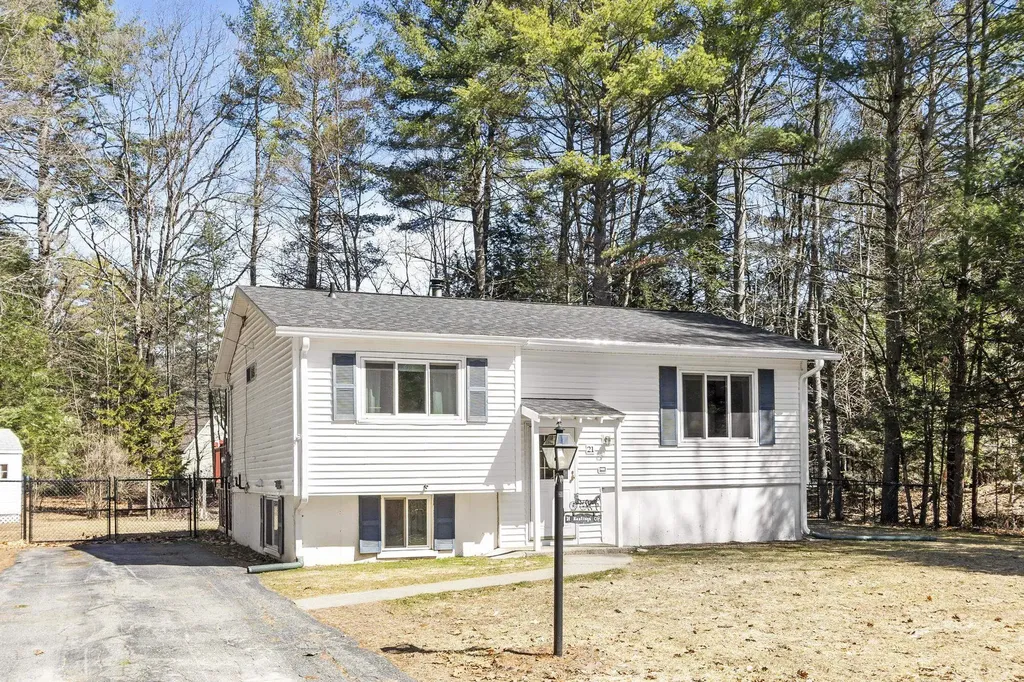 21 Hastings Circle Hinsdale NH 03451