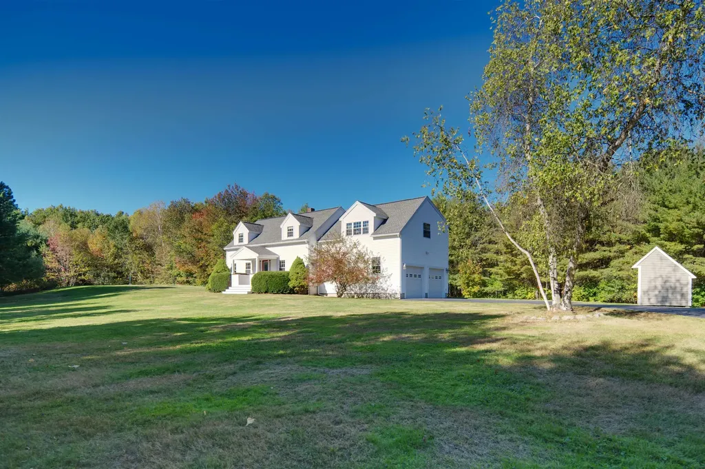 18 Shannon Way Brentwood NH 03833