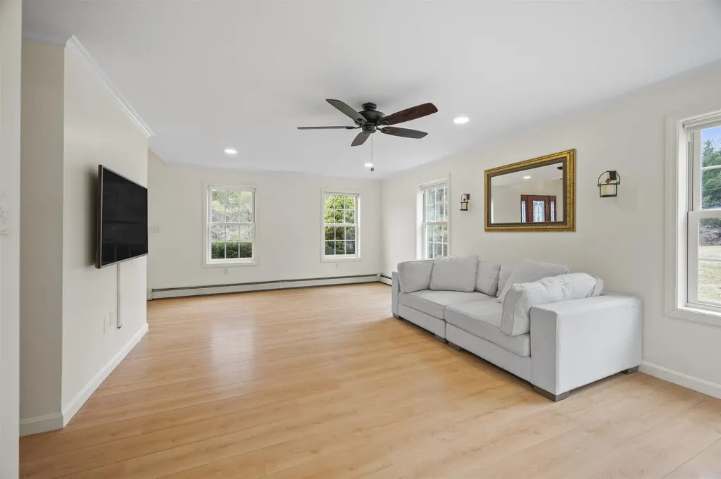 18 Shannon Way Brentwood NH 03833