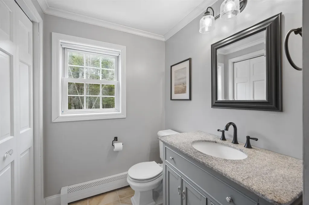 18 Shannon Way Brentwood NH 03833