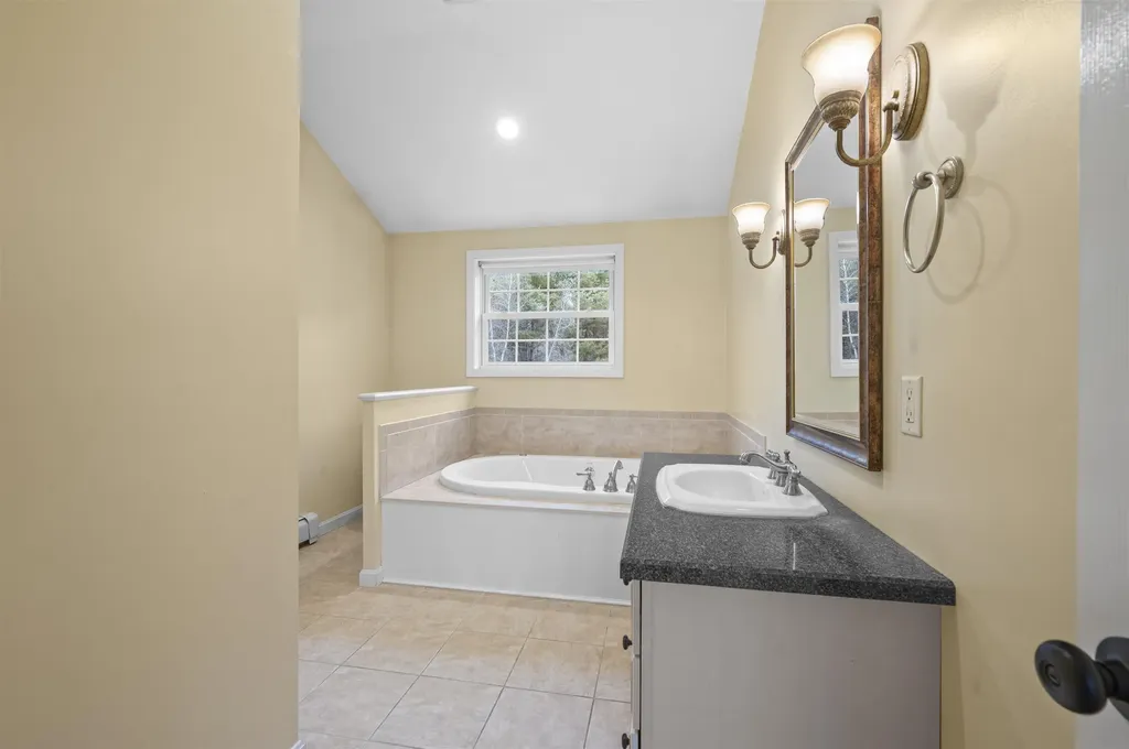 18 Shannon Way Brentwood NH 03833