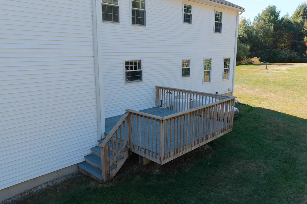 18 Shannon Way Brentwood NH 03833