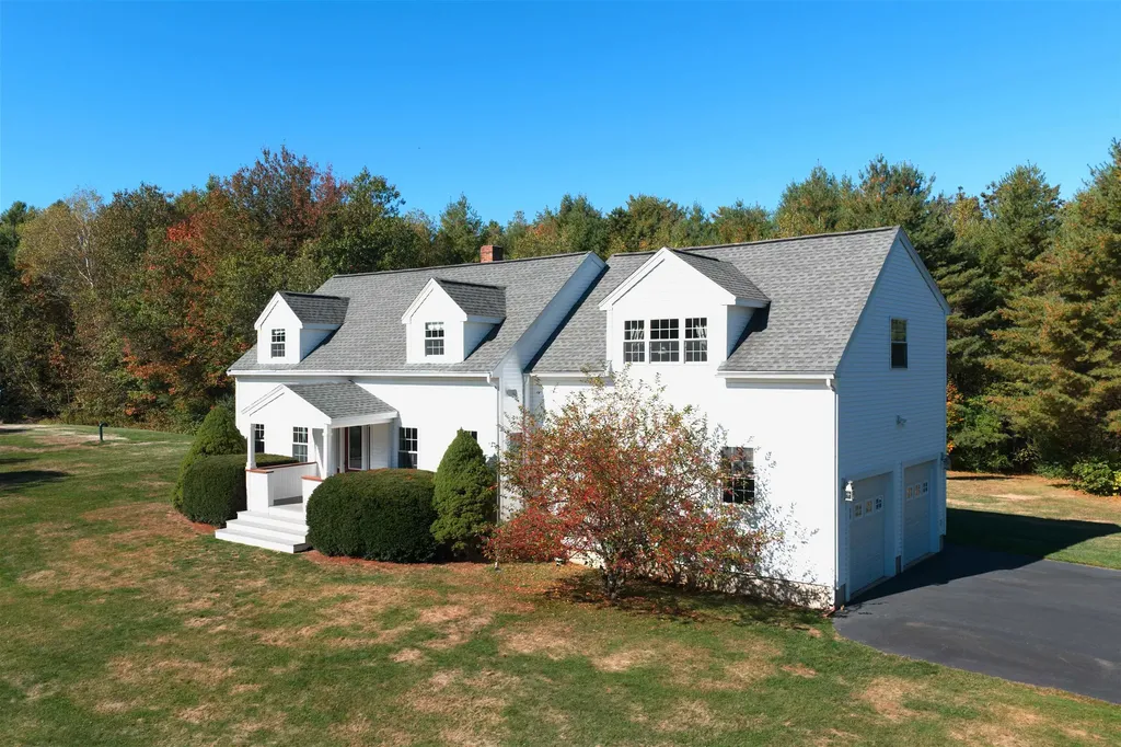 18 Shannon Way Brentwood NH 03833