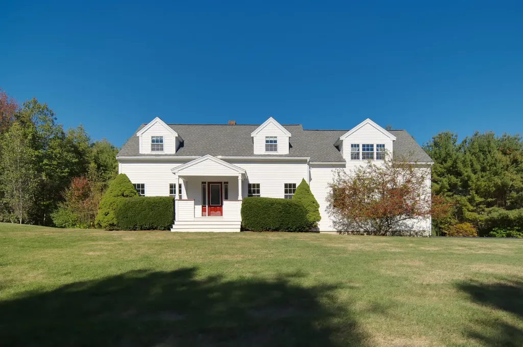 18 Shannon Way Brentwood NH 03833