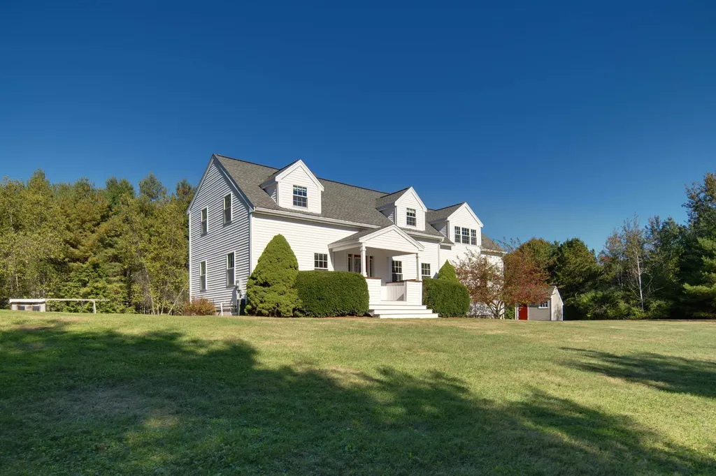 18 Shannon Way Brentwood NH 03833