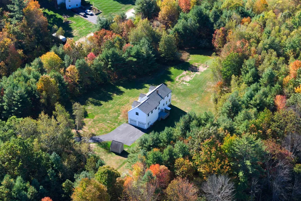 18 Shannon Way Brentwood NH 03833