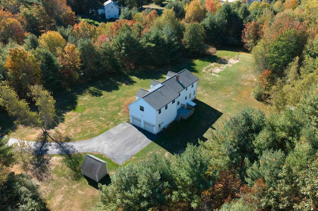 18 Shannon Way Brentwood NH 03833