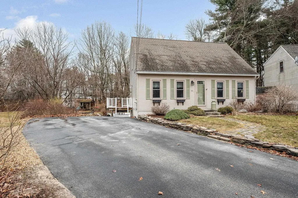 11 Linden Street Hudson NH 03051