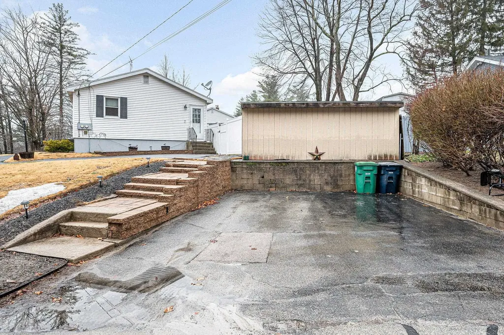 4 Kittery Drive Nashua NH 03062