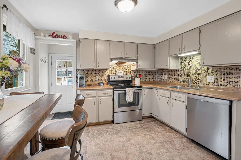 4 Kittery Drive Nashua NH 03062