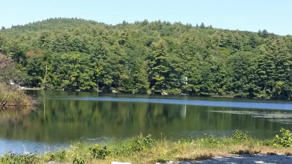 14-077 Deerpoint Drive Hillsborough NH 03244