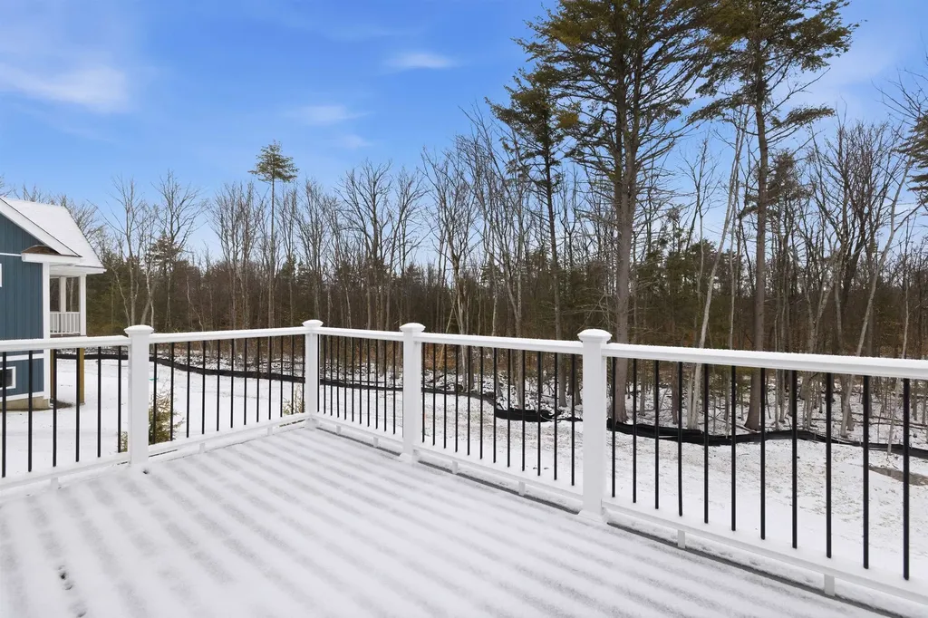 76 Lady Walsingham Way Laconia NH 03246