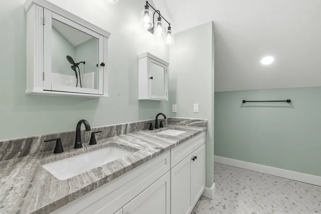 76 Lady Walsingham Way Laconia NH 03246