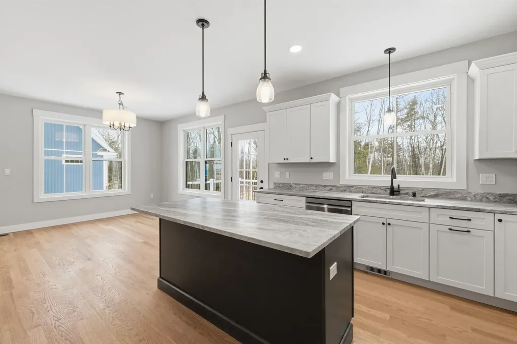 76 Lady Walsingham Way Laconia NH 03246