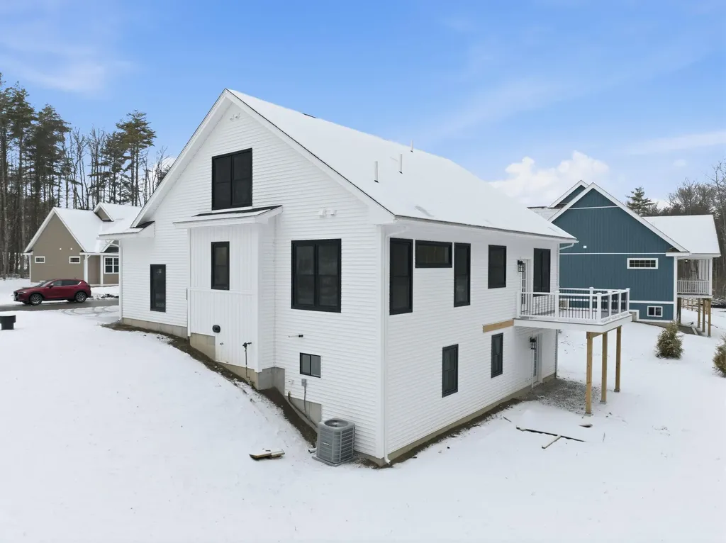 76 Lady Walsingham Way Laconia NH 03246