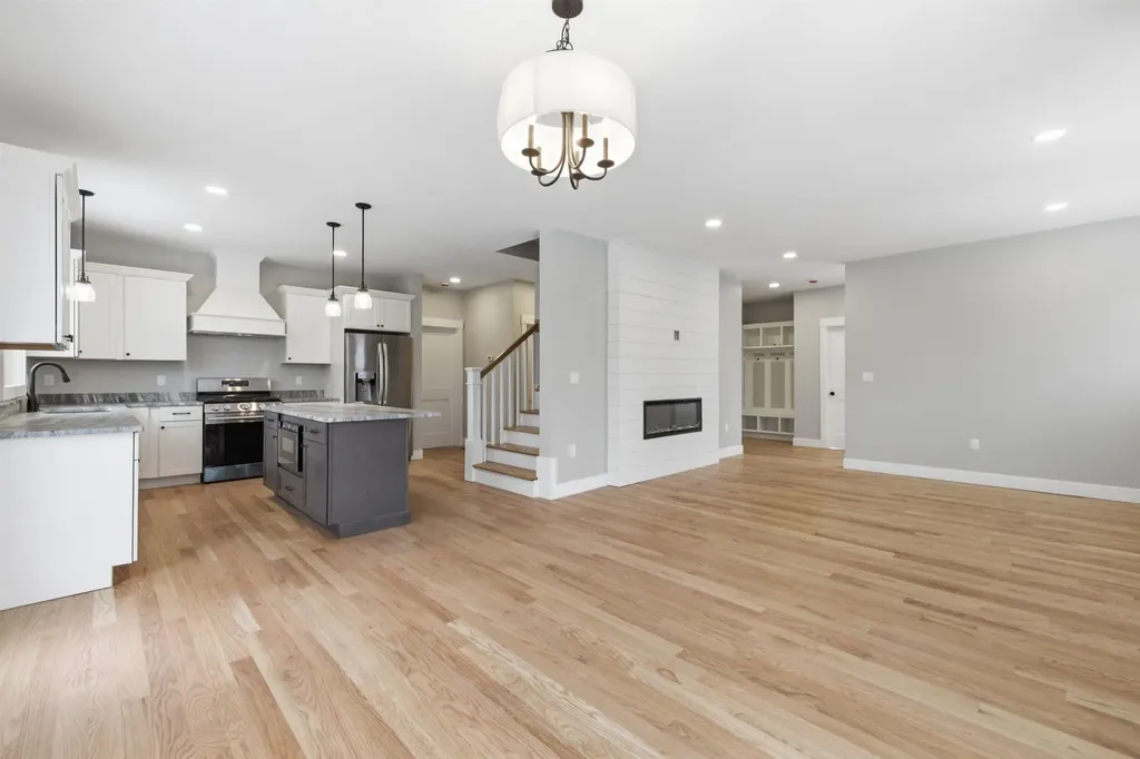 76 Lady Walsingham Way Laconia NH 03246