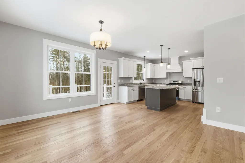 76 Lady Walsingham Way Laconia NH 03246