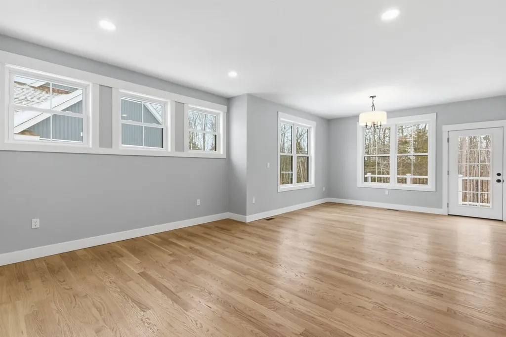 76 Lady Walsingham Way Laconia NH 03246