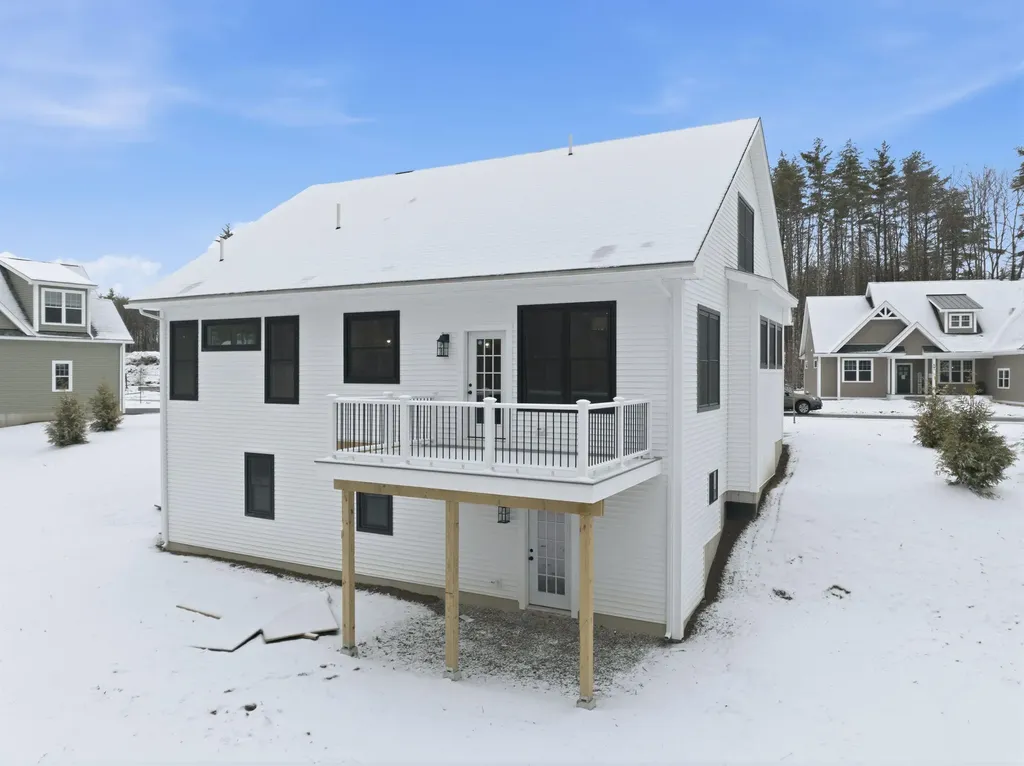 76 Lady Walsingham Way Laconia NH 03246