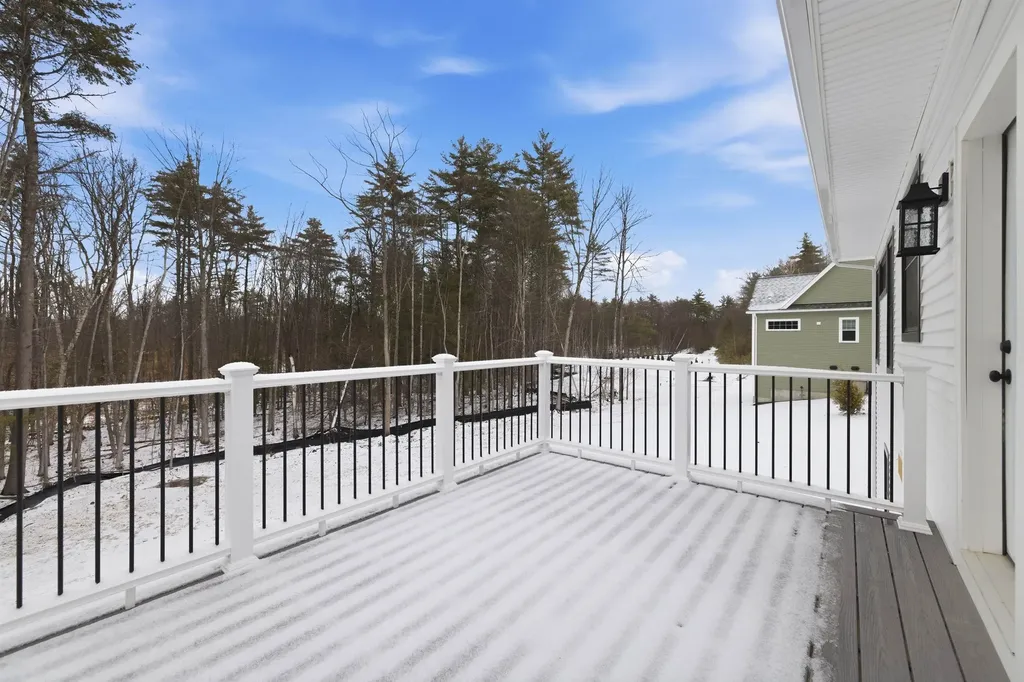 76 Lady Walsingham Way Laconia NH 03246