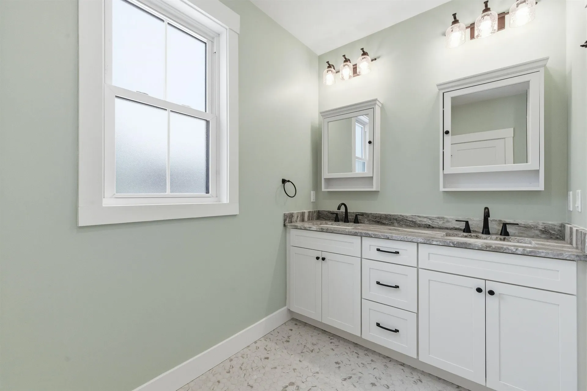 76 Lady Walsingham Way Laconia NH 03246
