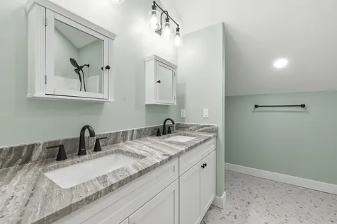 76 Lady Walsingham Way Laconia NH 03246