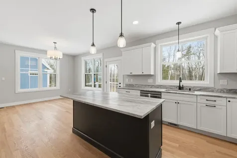 76 Lady Walsingham Way Laconia NH 03246