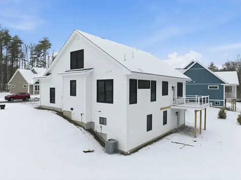 76 Lady Walsingham Way Laconia NH 03246