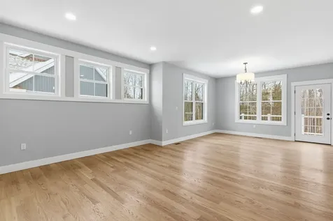 76 Lady Walsingham Way Laconia NH 03246