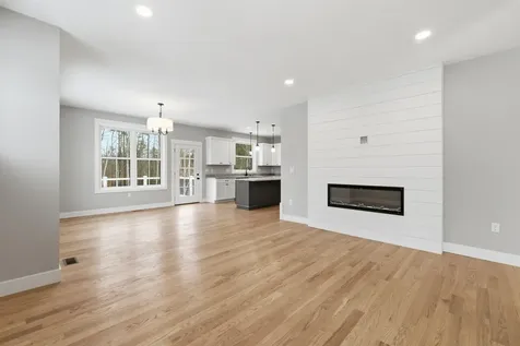 76 Lady Walsingham Way Laconia NH 03246