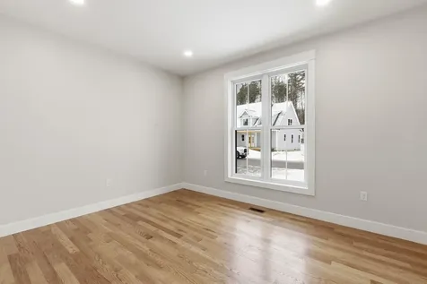 76 Lady Walsingham Way Laconia NH 03246