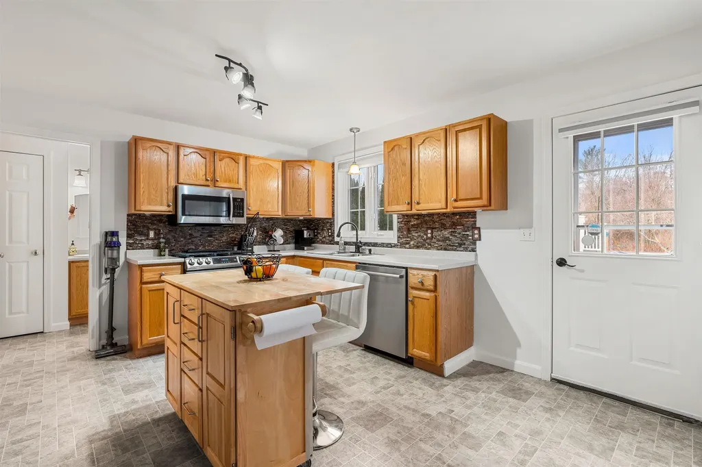 19 Whittemore Road Pembroke NH 03275-3130