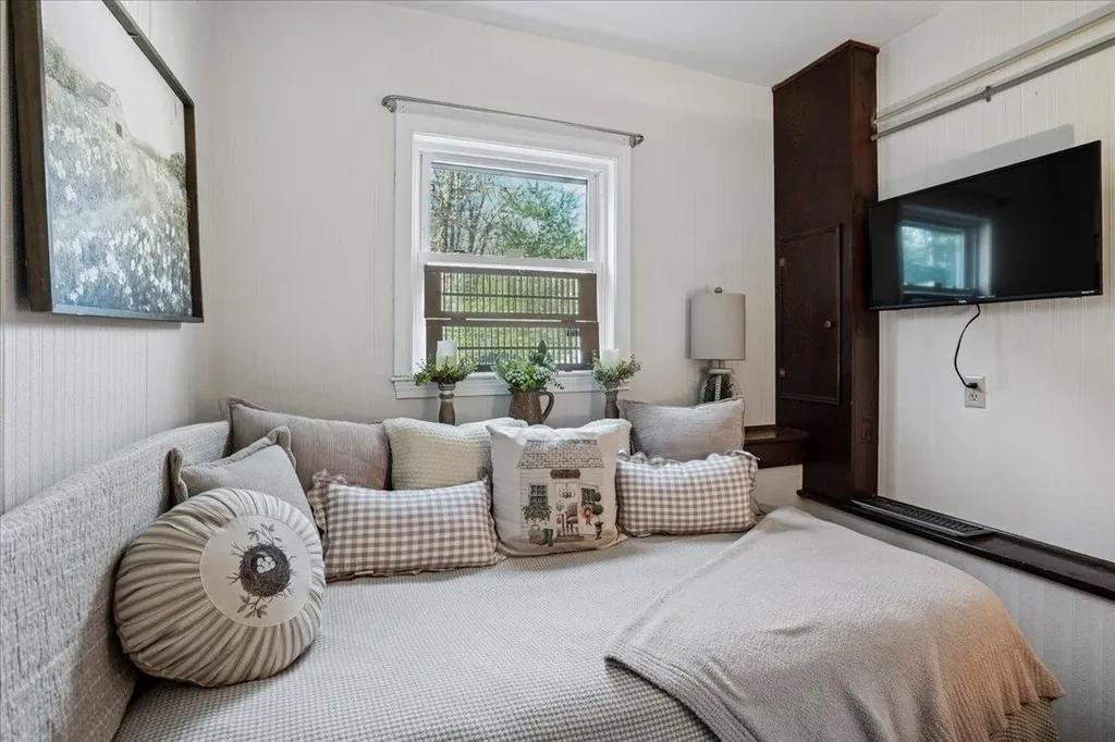 6 Maple Drive Bedford NH 03110