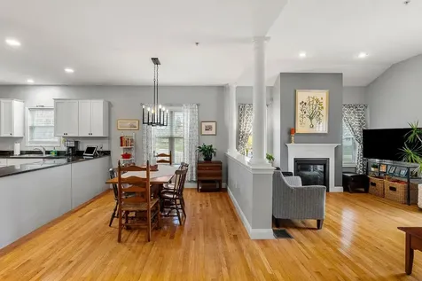 12 Mill Pond Road Brentwood NH 03833