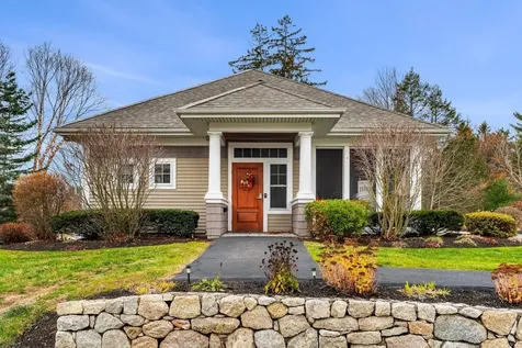 12 Mill Pond Road Brentwood NH 03833