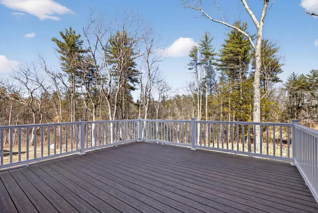 8 Carmel Road Pelham NH 03076
