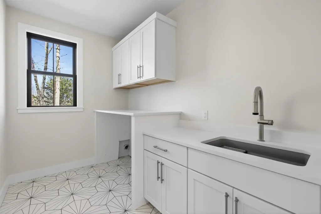 8 Carmel Road Pelham NH 03076